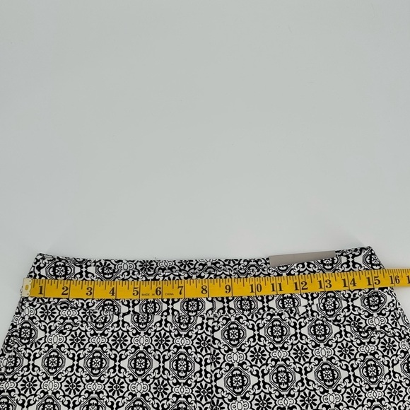 Chico's Black and White Geometric Bermuda Shorts NWT Pockets Women’s Size 0/US 4 - Picture 13 of 16